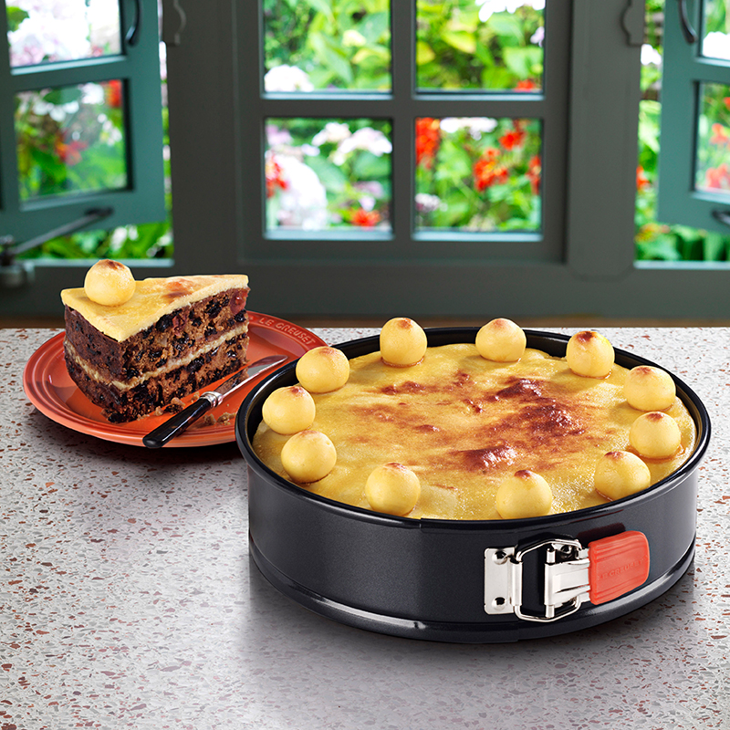 Bakeware Round springform cake tin, 24cm, Black-5